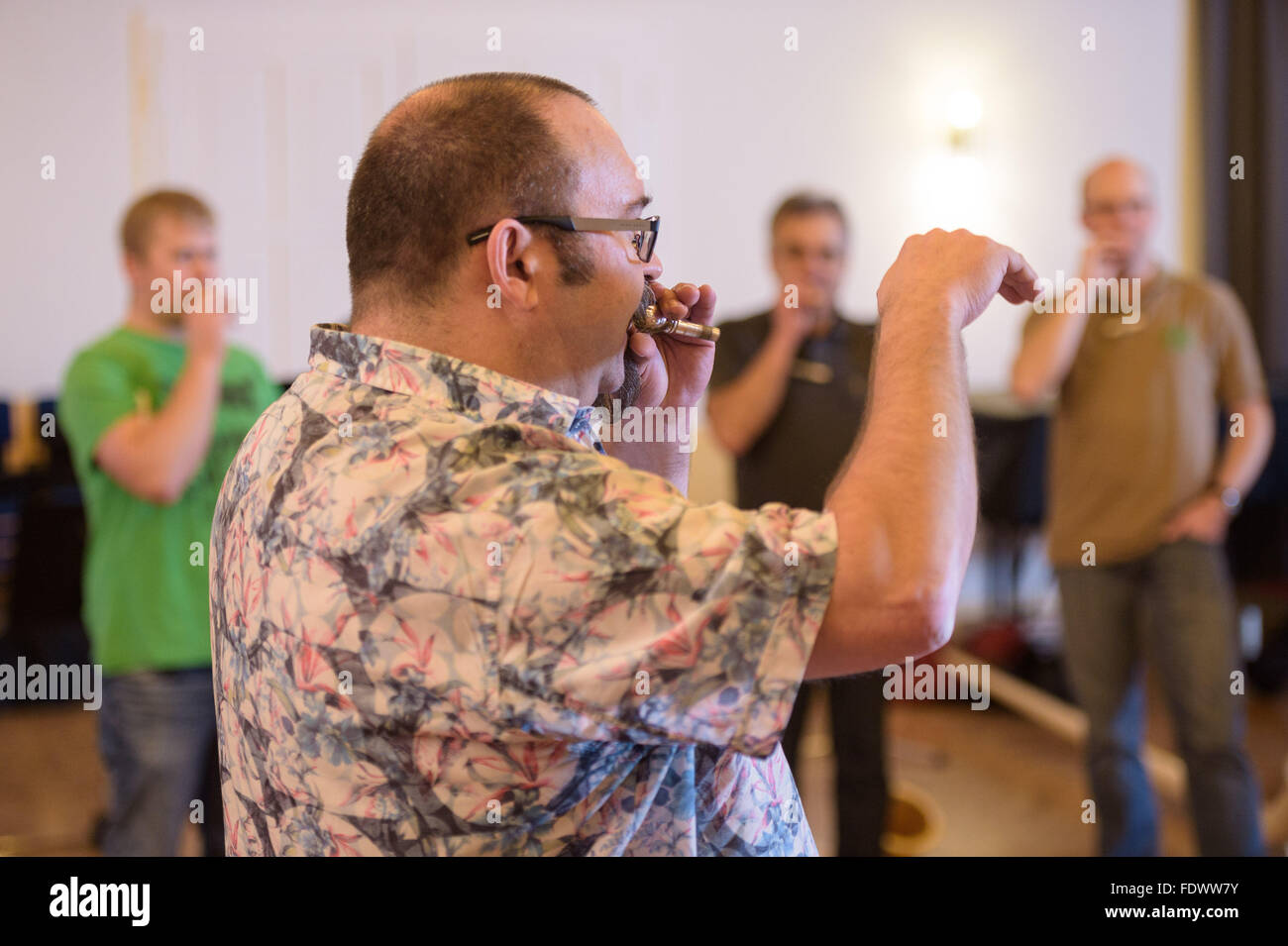 A Hammelburg, Germania. 30 gen, 2016. Il tutor Ralf Denninger dimostra la corretta tecnica di soffiaggio durante un workshop alphorn in una stanza presso la Bayerische Musikakademie (musica bavarese Accademia) a Hammelburg, Germania, 30 gennaio 2016. La strumento in legno è attualmente compiendo una rimonta. Foto: DANIEL PETER/DPA/Alamy Live News Foto Stock