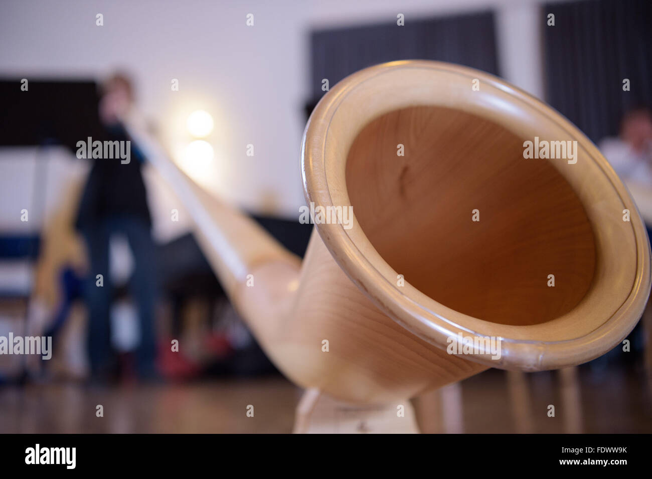 A Hammelburg, Germania. 30 gen, 2016. Monika Caliebe da Hof giocare suo figlio Beat durante un workshop alphorn in una stanza presso la Bayerische Musikakademie (musica bavarese Accademia) a Hammelburg, Germania, 30 gennaio 2016. La strumento in legno è attualmente compiendo una rimonta. Foto: DANIEL PETER/DPA/Alamy Live News Foto Stock