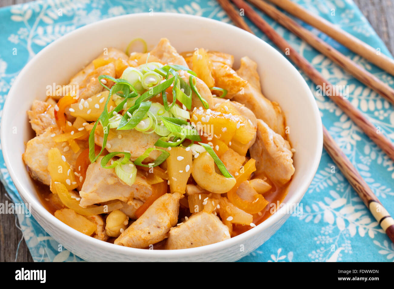 Pollo in salsa agrodolce in una ciotola Foto Stock