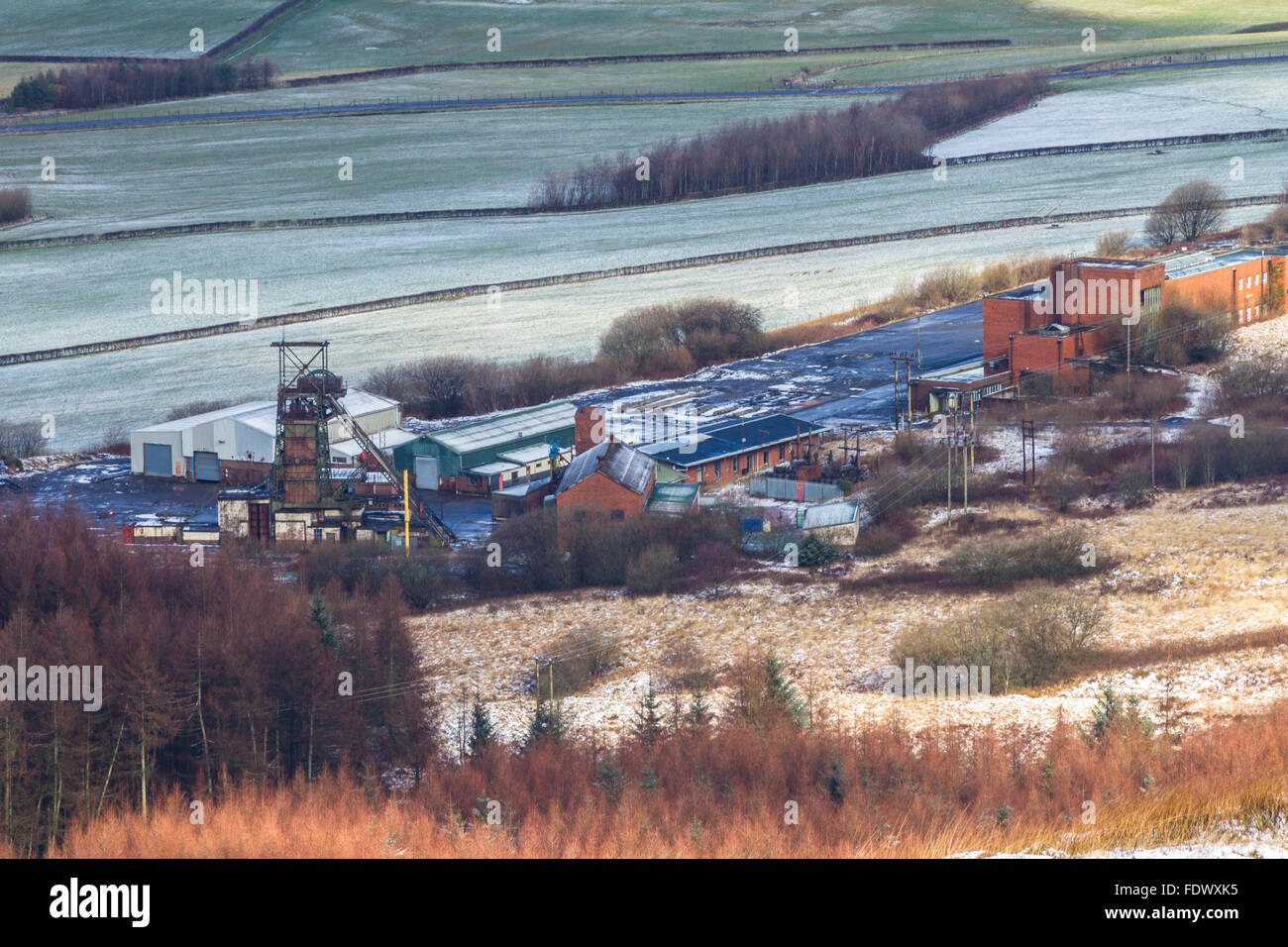 Guardando verso il basso in disuso a Tower Colliery. È stata l'ultima profonda miniera di carbone, Aberdare nell'Cynon Valley, South Wales, Regno Unito. Foto Stock