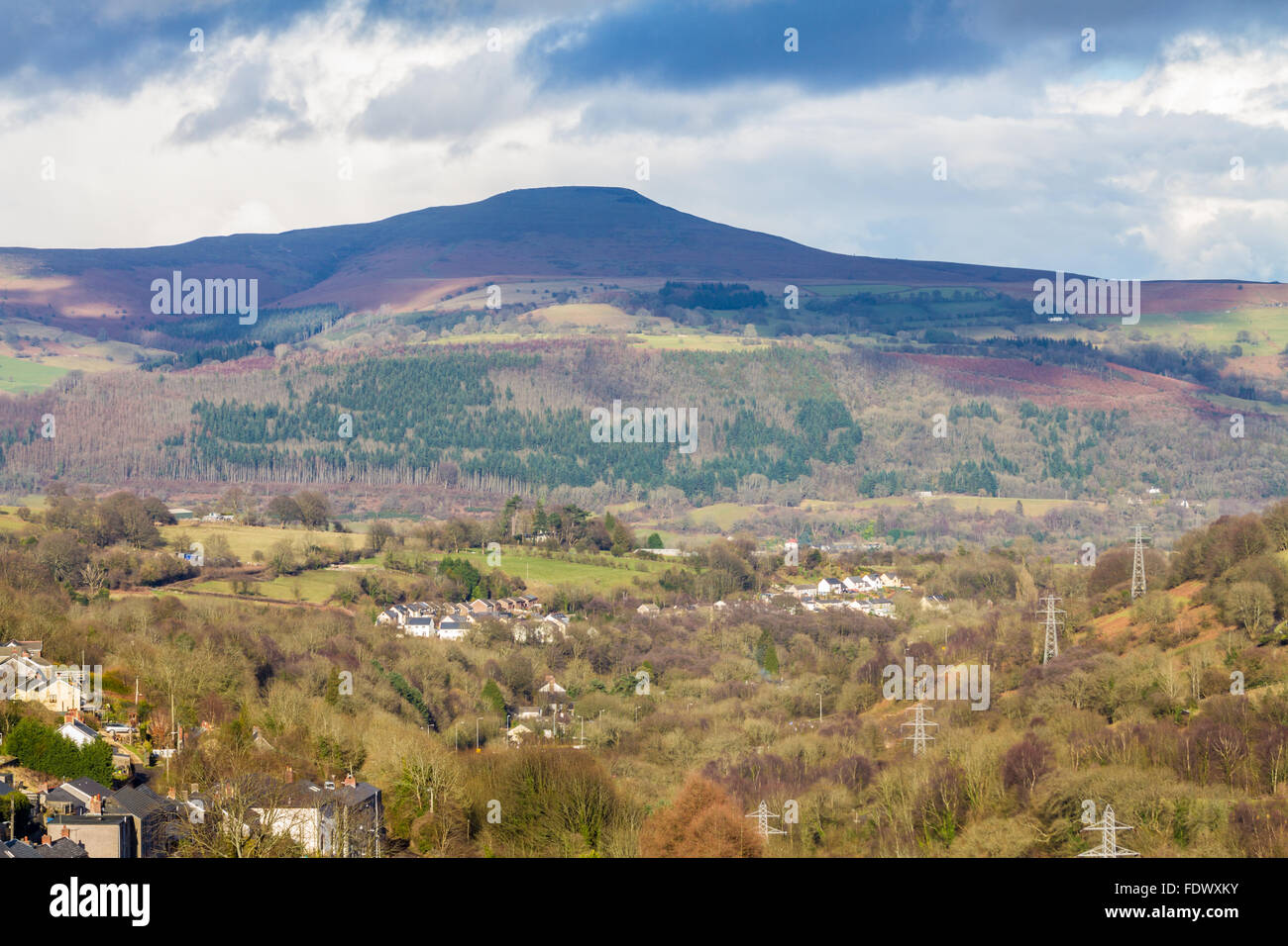 Vista attraverso le teste delle valli Road, vicino a Abergavenny verso il pan di zucchero o di Mynydd Pen-y-FAL, una collina o montagna in Mo Foto Stock