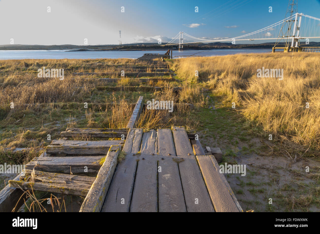 Il vecchio molo in legno che era per il Aust traghetto che attraversava il fiume Severn a Beachley. Regno Unito. Foto Stock