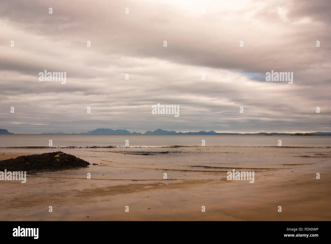 Le isole di rum di Eigg e Muck nelle Ebridi Interne, visto dal cantare Sands, a Ardnamurchan, Scozia Foto Stock