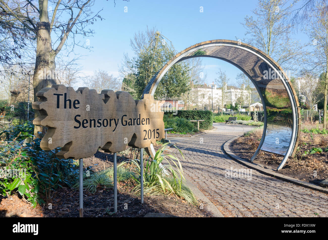 Ingresso al giardino sensoriale in Jephson Gardens, Leamington Spa Foto Stock