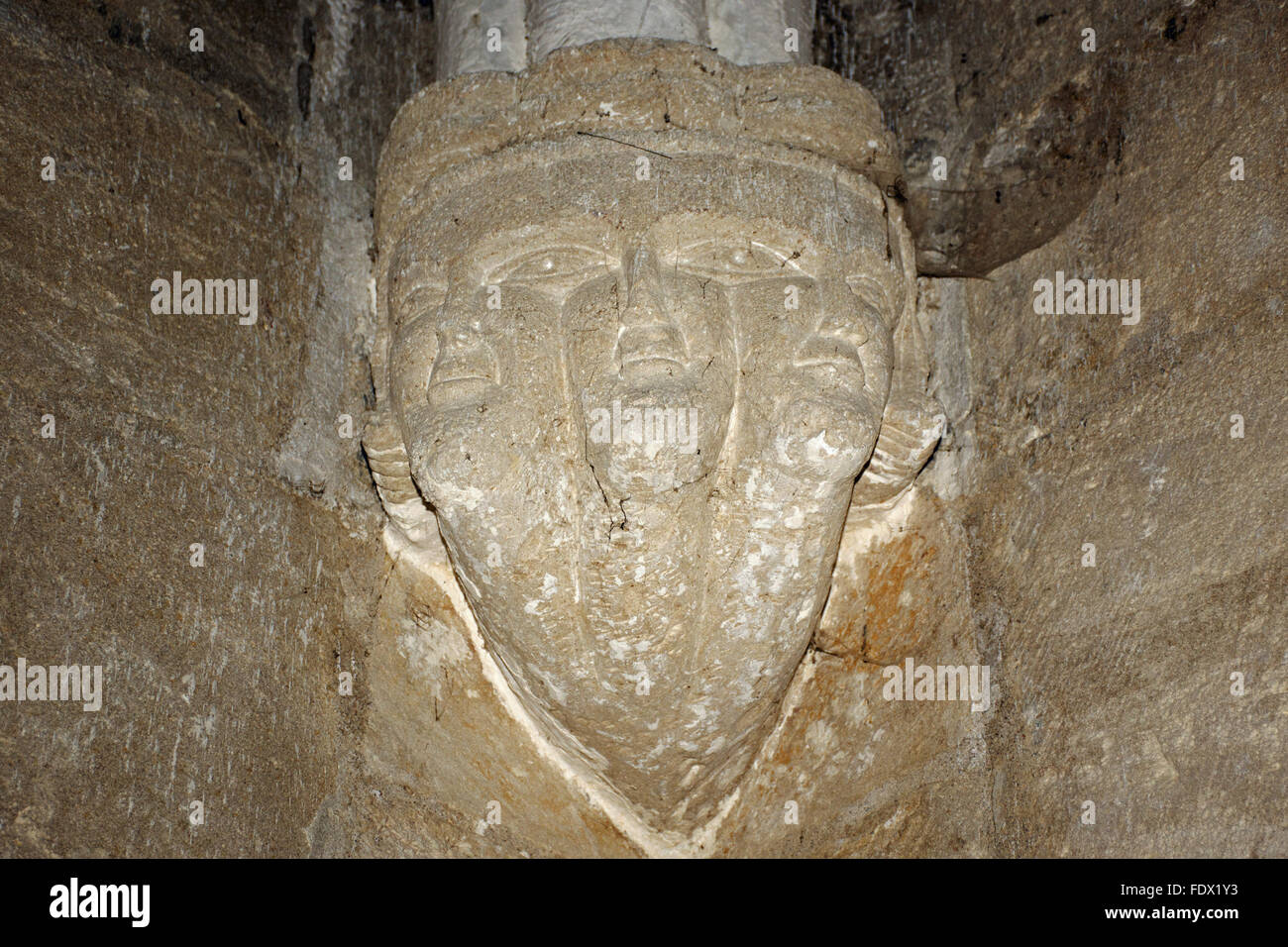 Trifron (a tre teste personnage) nella Eglise d'Aujac, Charentes. Foto Stock