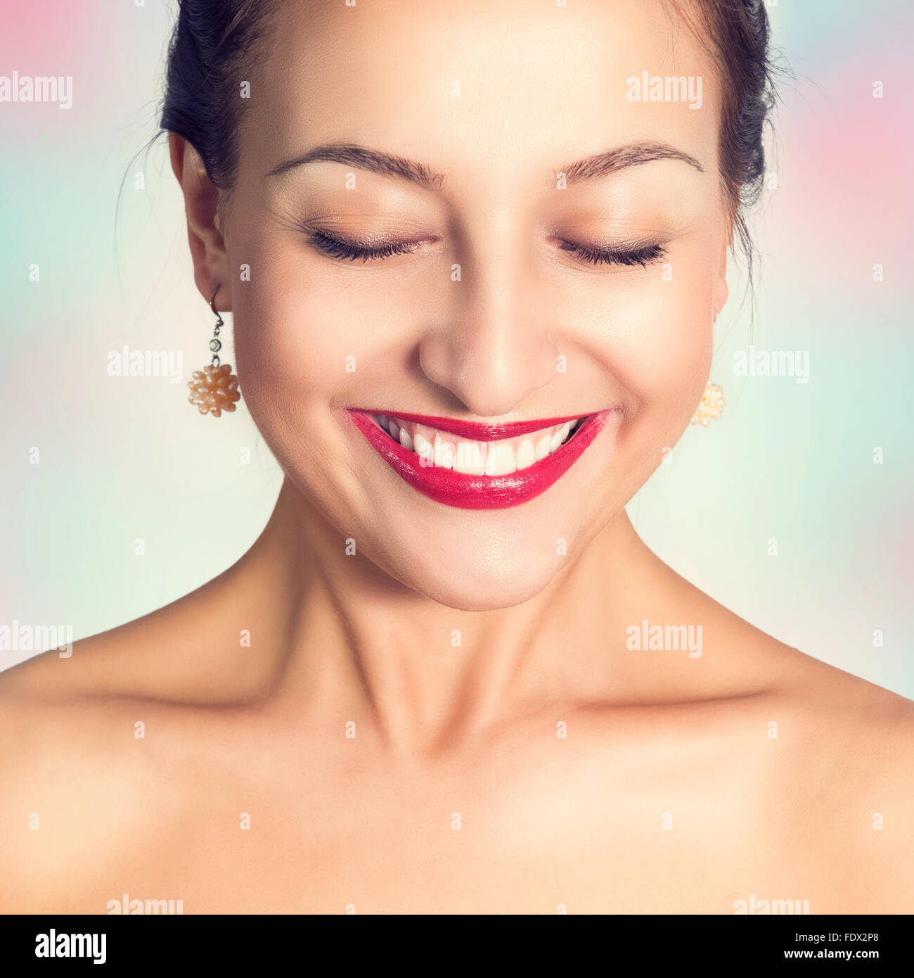 Ritratto di una giovane e bella donna felice Foto Stock
