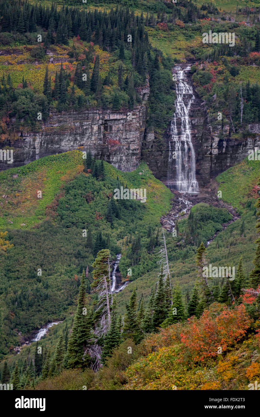 Cascata circondata da colori autunnali Foto Stock
