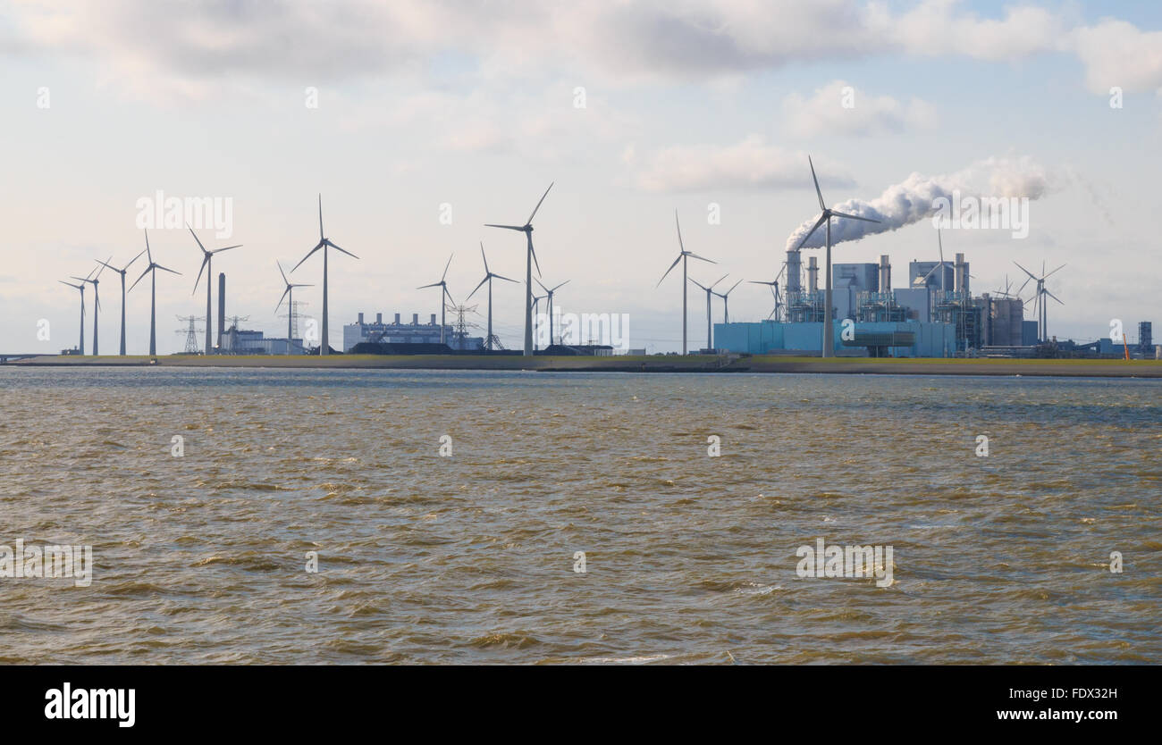 La produzione di energia dai mulini a vento sostenibile e a combustibile fossile carbone impianto al Eemshaven seaport a Groningen, Paesi Bassi Foto Stock