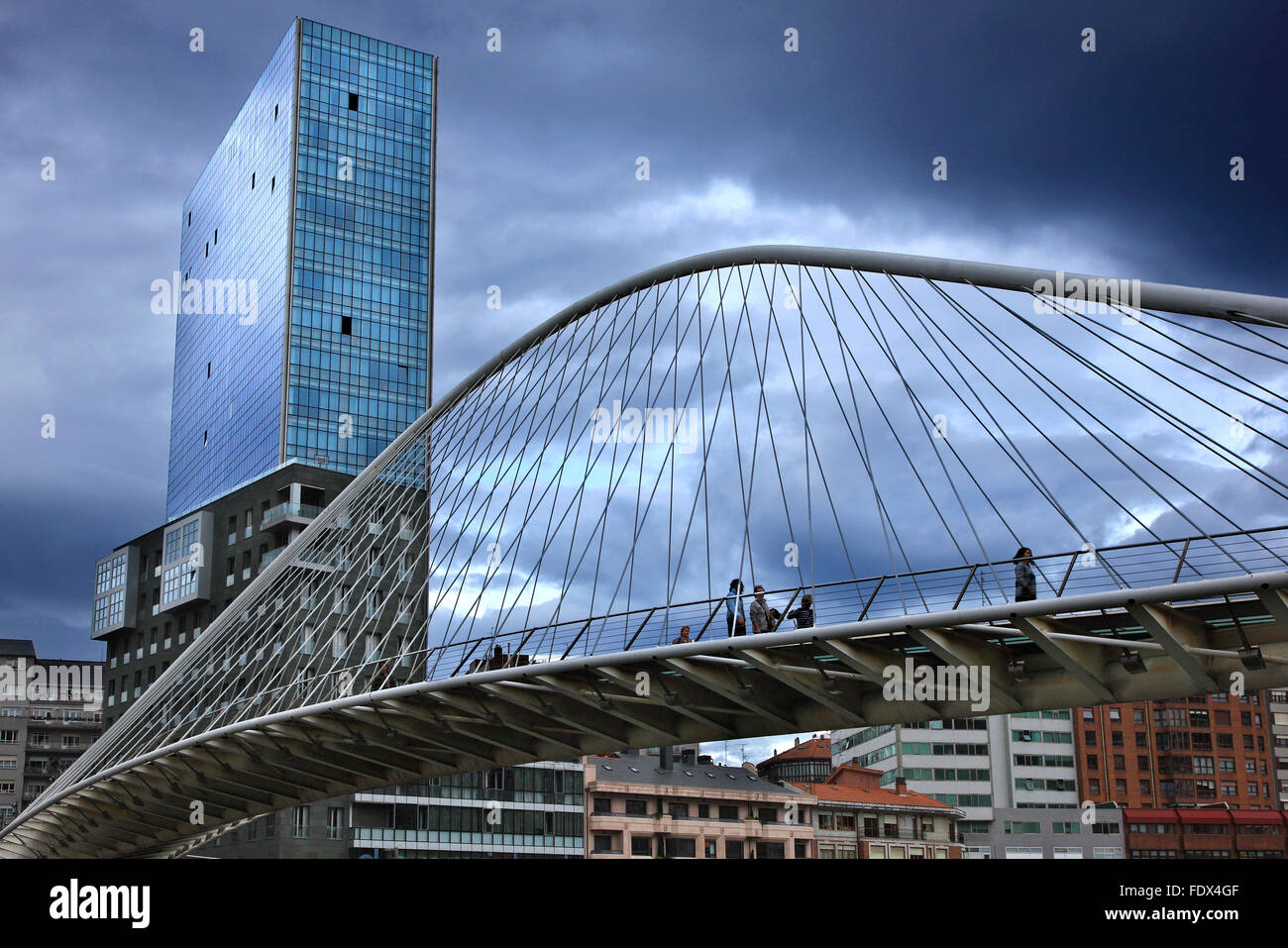Il Zubizuri (nei Paesi Baschi per 'ponte bianco'), attraverso il fiume Nervion di Bilbao, Spagna. Foto Stock