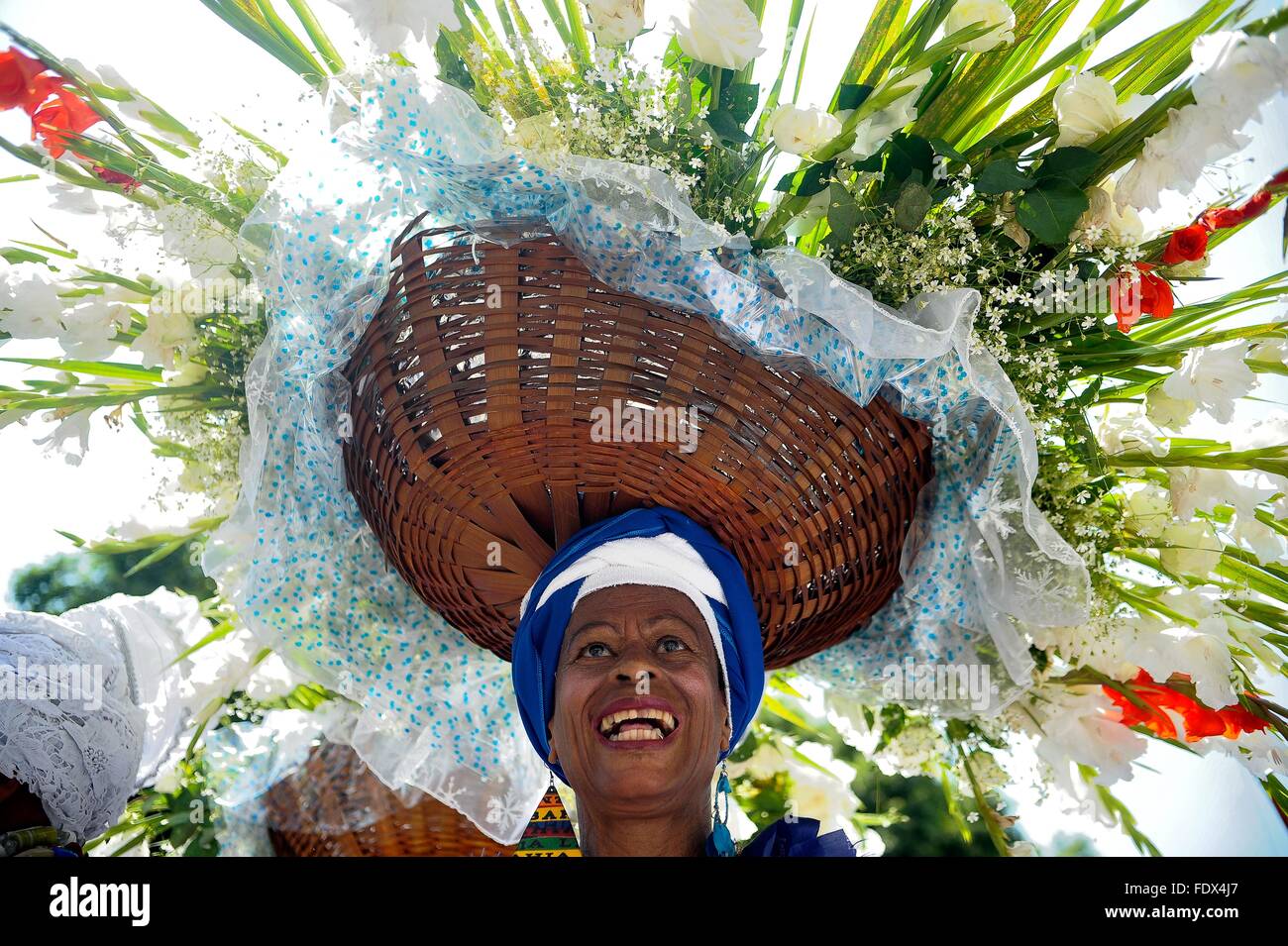 Rio de Janeiro, Brasile. 2 febbraio 2016. Afro-brasiliano revelers dance attraverso le strade durante la pre-Carnaval giorno di Yemanja parade Febbraio 2, 2016 a Rio de Janeiro in Brasile. La recente epidemia del virus di Zika non ha fermato i brasiliani e i turisti per uscire in migliaia per partecipare alla festa. Foto Stock