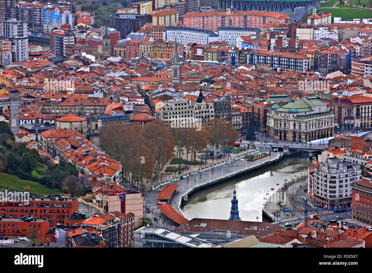Il 'Casco Viejo', la parte vecchia di Bilbao, Paese Basco (Pais Vasco), Spagna. Vista dalla collina Artxanda. Foto Stock