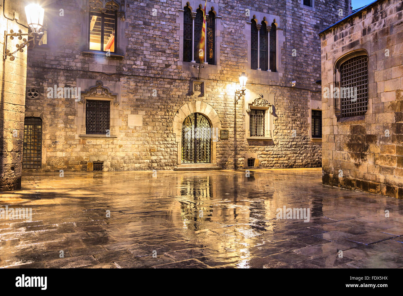 Il quartiere Gotico di Barcellona in condizioni di bagnato, Spagna Foto Stock