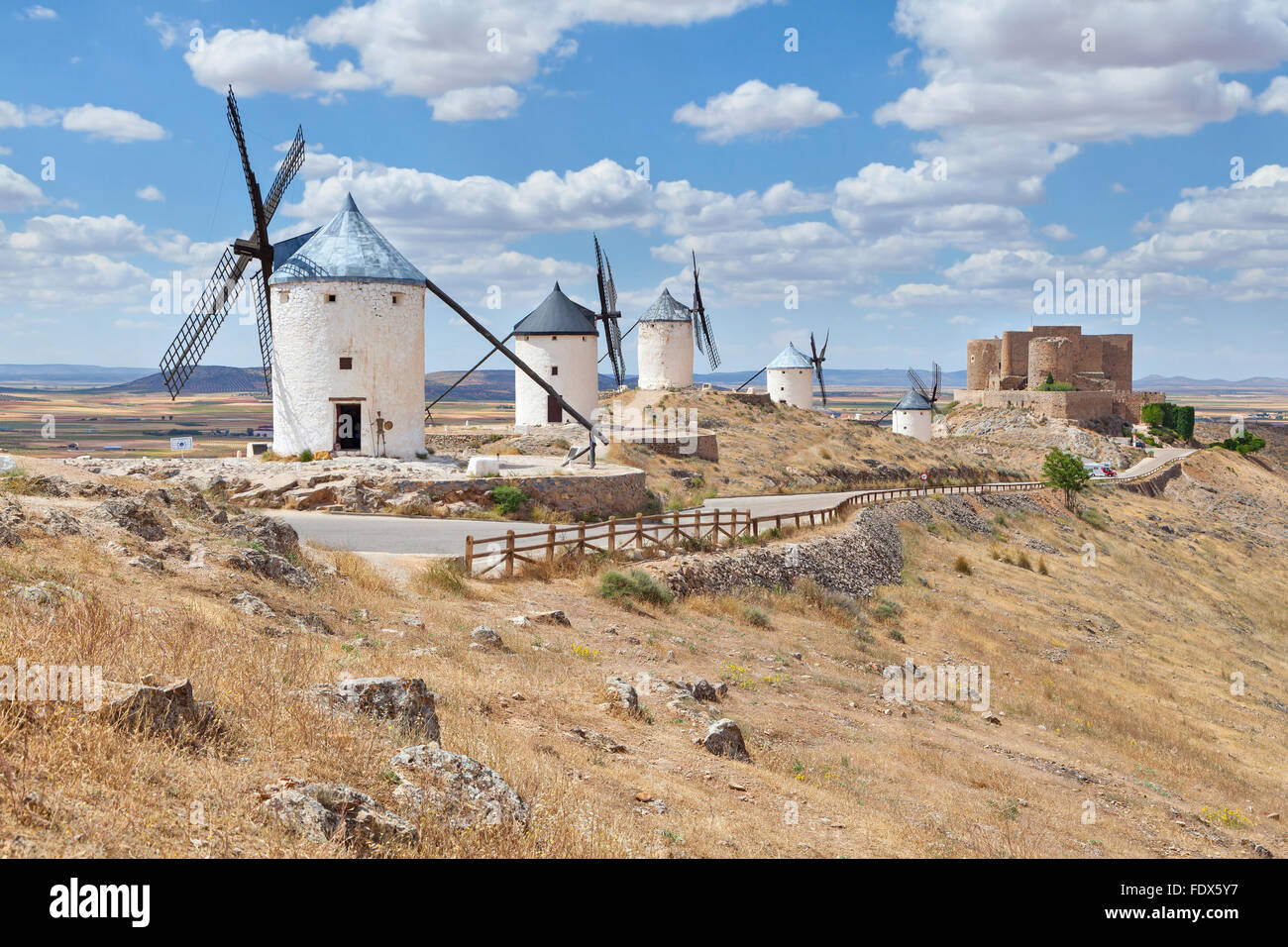 White mulini a vento sulla collina nei pressi del castello di Consuegra, provincia di Toledo, Spagna Foto Stock