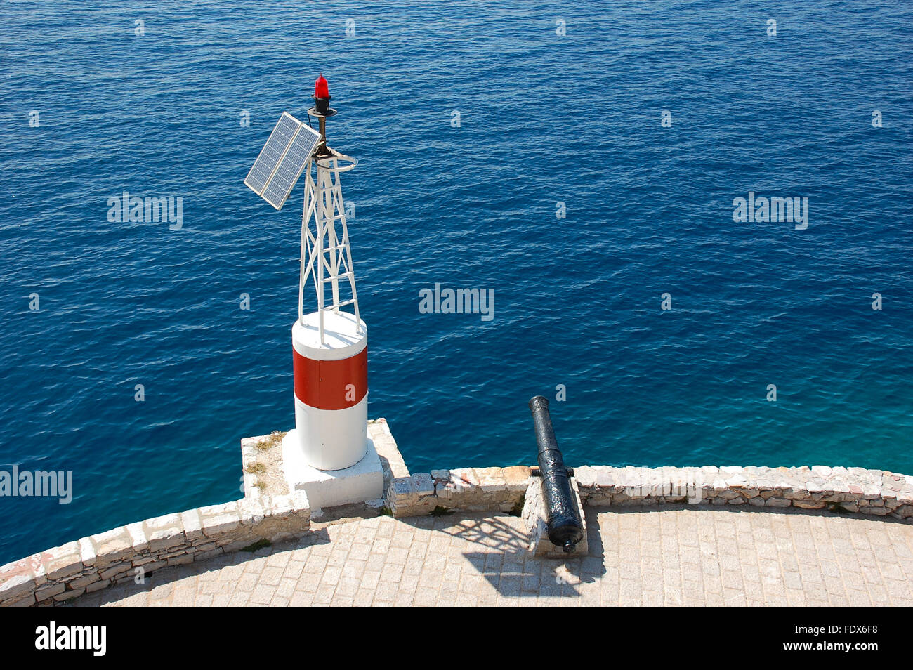 Piccola torre faro con Canon a Hydra, Grecia Foto Stock