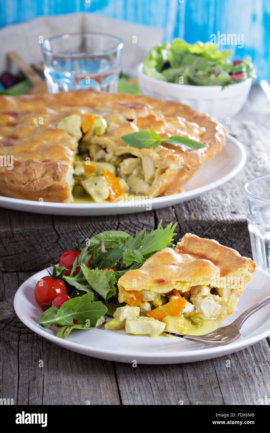 Pollo al curry torta salata con carote e piselli verdi Foto Stock
