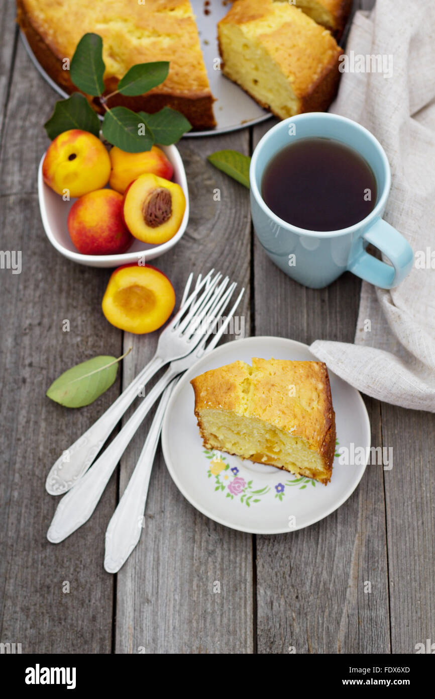 Appena sfornato la torta di pesche con il tè all'aperto Foto Stock