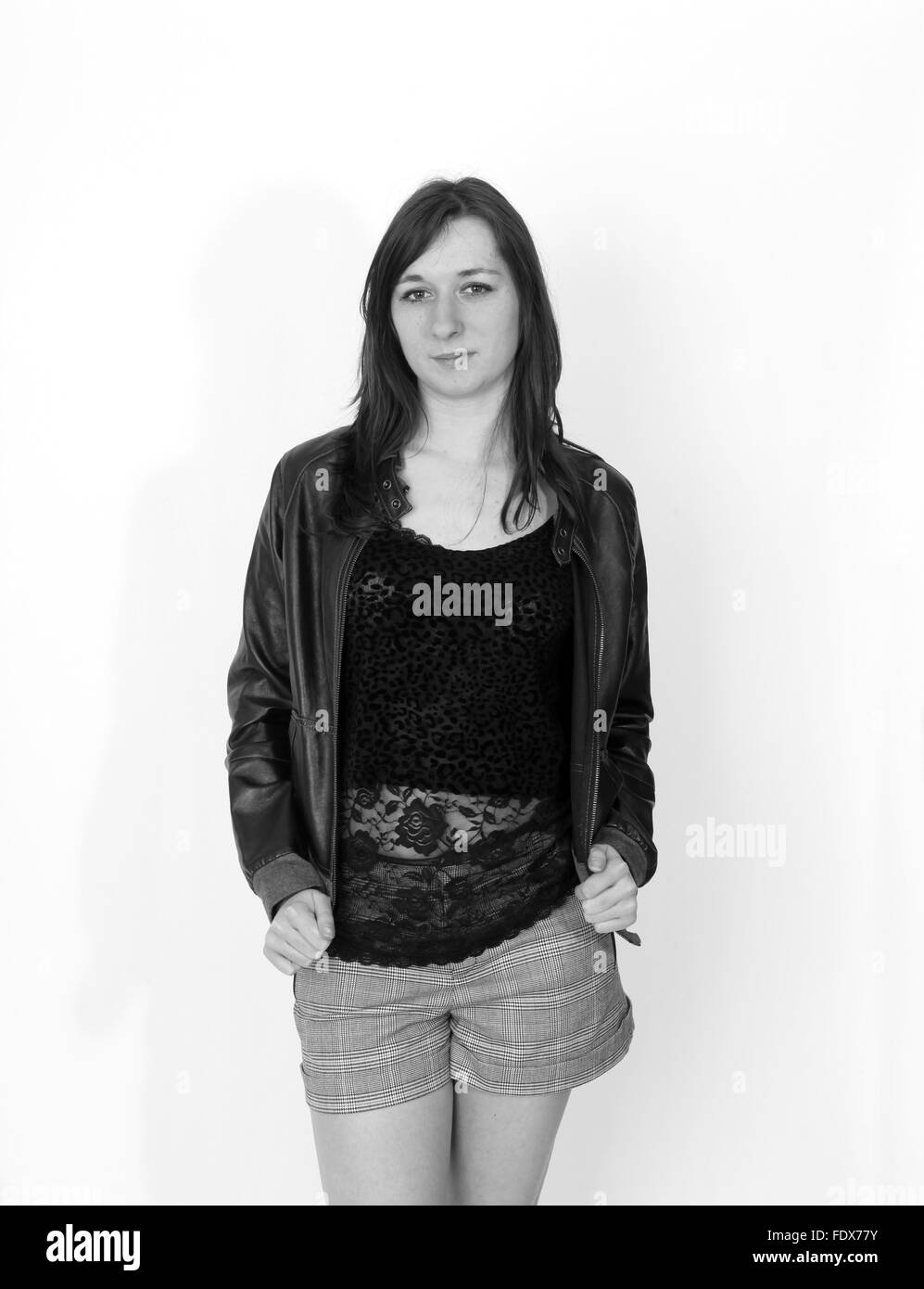 Bella giovane donna in una giacca di pelle e pantaloncini Foto stock - Alamy