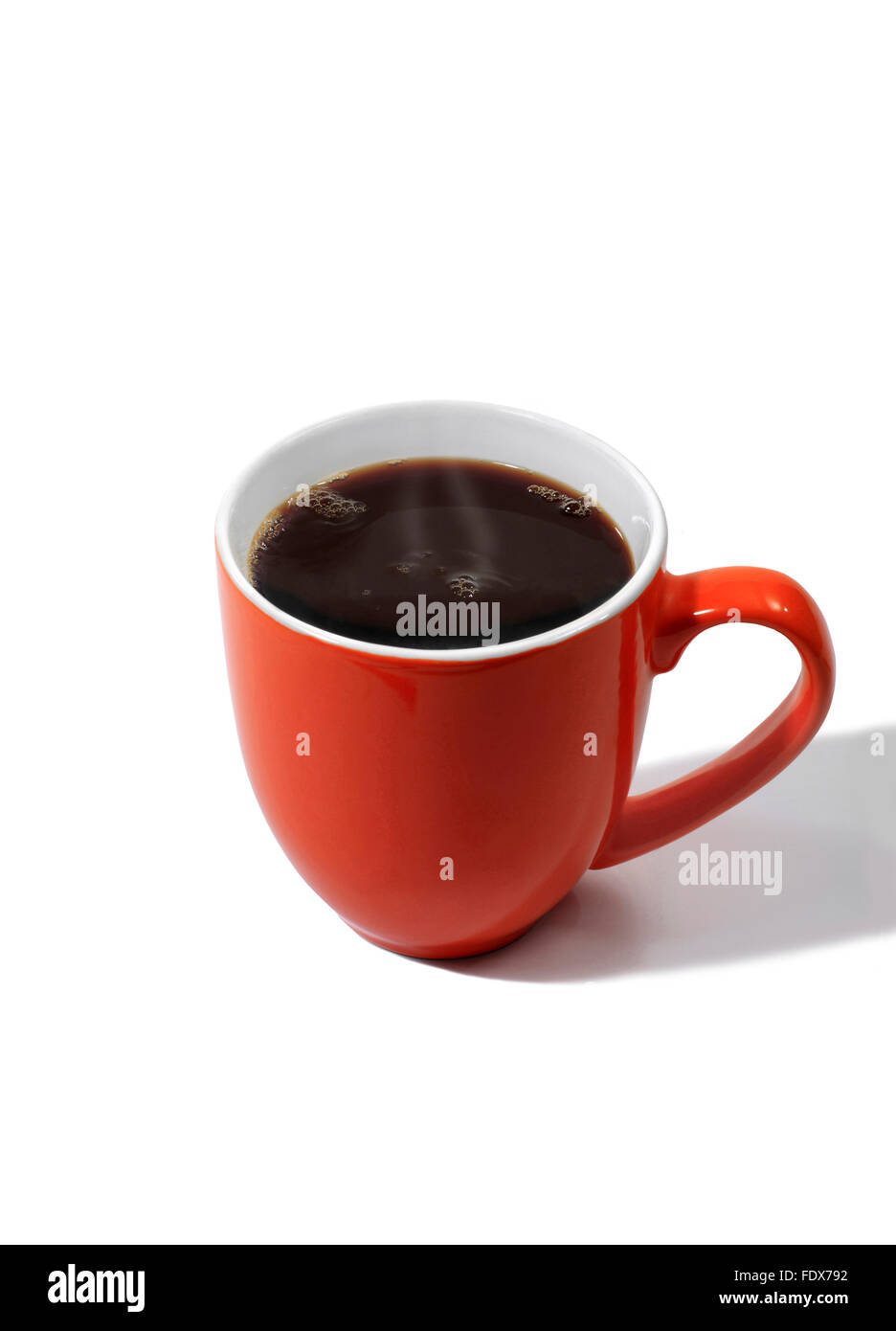 Studio shot di un arancione la tazza di caffè caldo Foto Stock