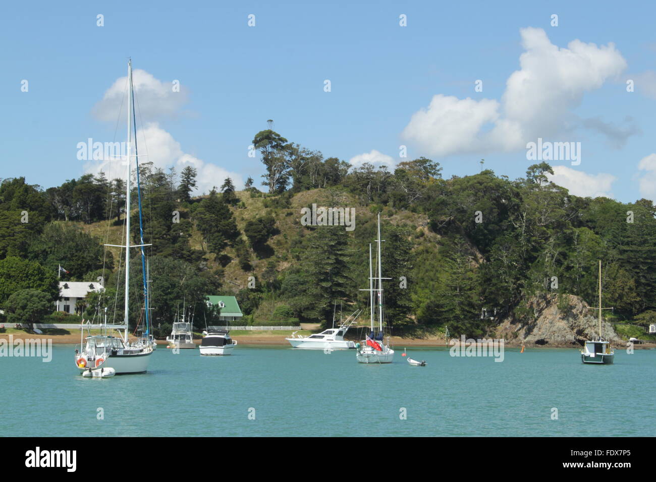 Barche nella Baia delle Isole Isola del nord della Nuova Zelanda Foto Stock