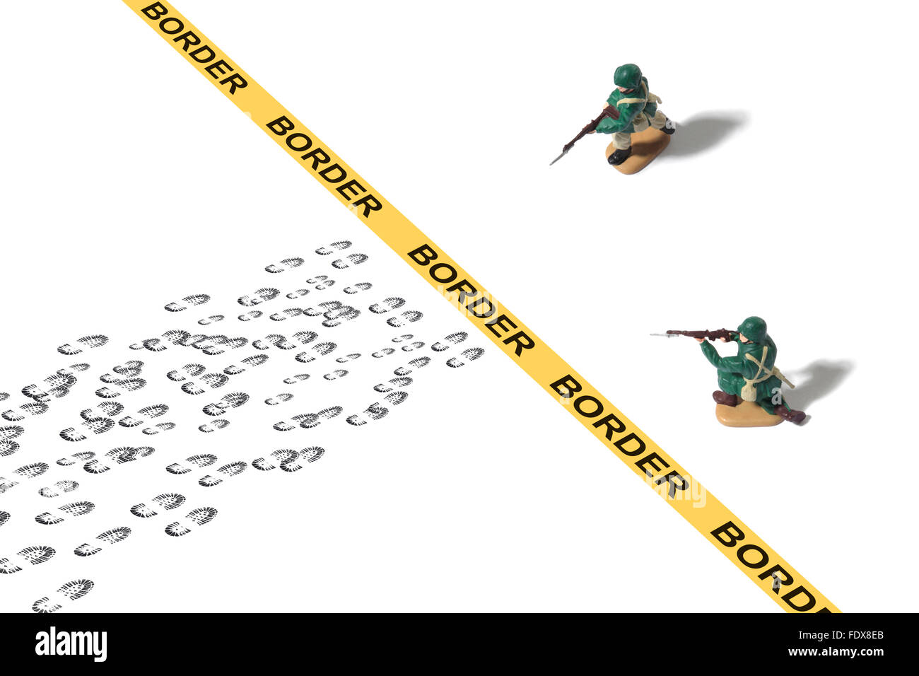 Studio shot di toy Army Men la protezione di confine dalla minaccia Foto Stock