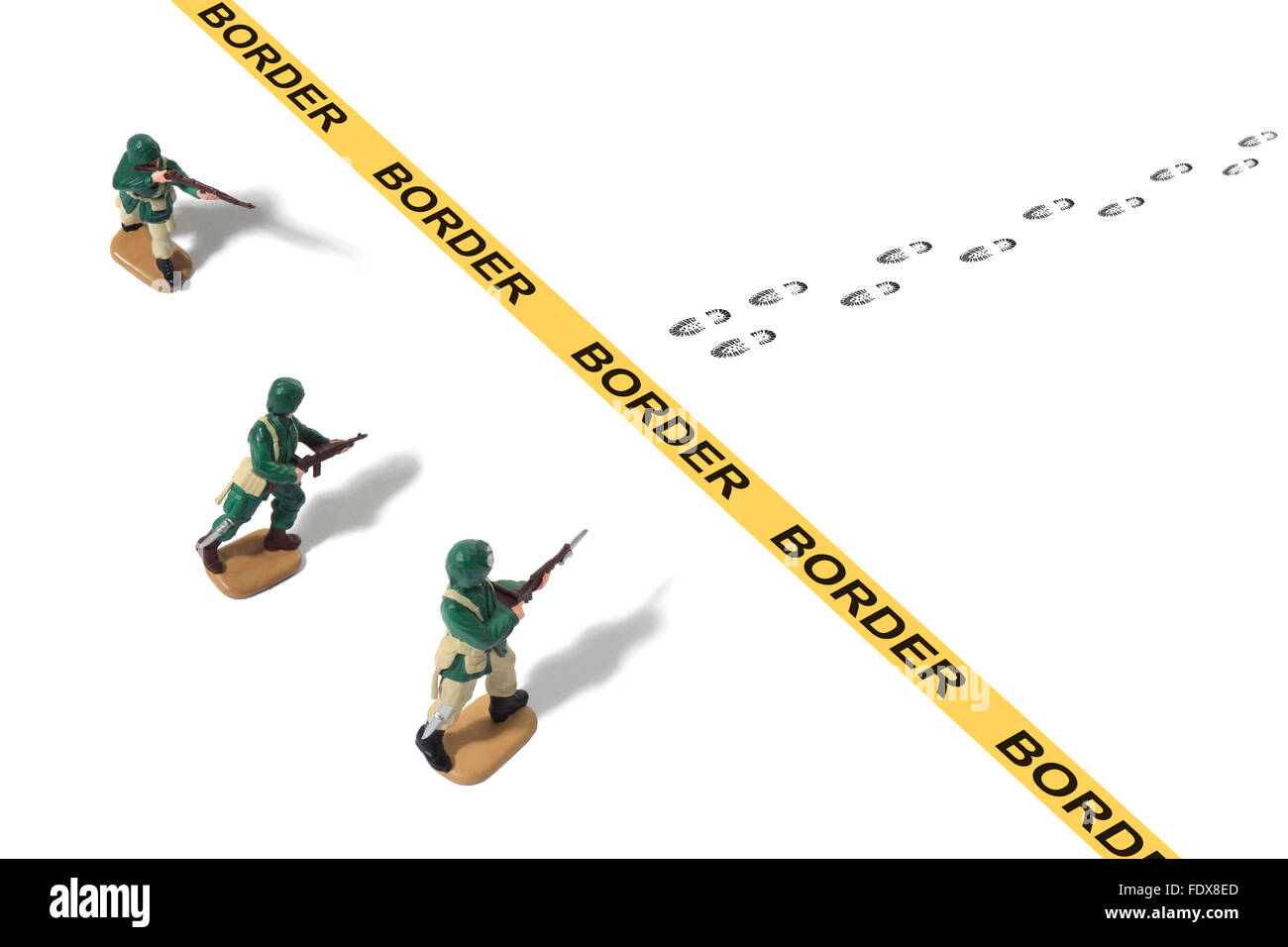 Studio shot di toy Army Men la protezione di confine dalla minaccia Foto Stock