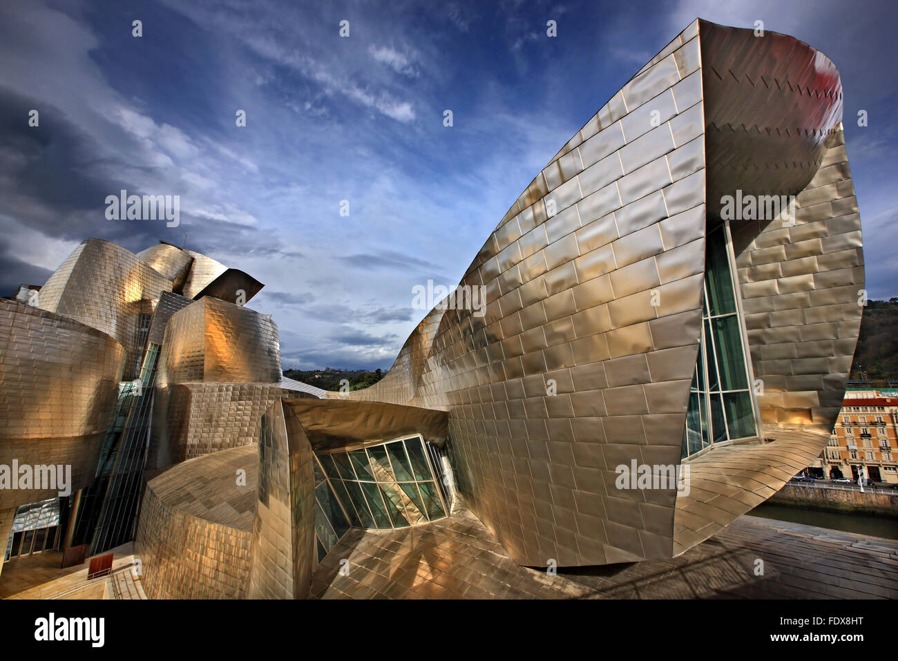 'Dettaglio' dal museo Guggenheim accanto al fiume Nervion (ria del Nervion), Bilbao, Paese Basco (Pais Vasco), Spagna. Foto Stock