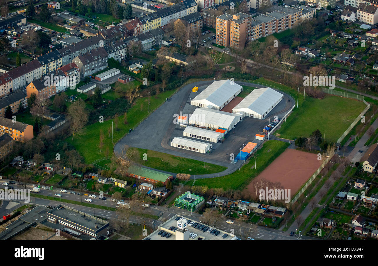 Alloggi per i rifugiati sulla ex campo sportivo, rifugiati tende, Erblohstraße, Essen, distretto della Ruhr, Renania settentrionale-Vestfalia Foto Stock