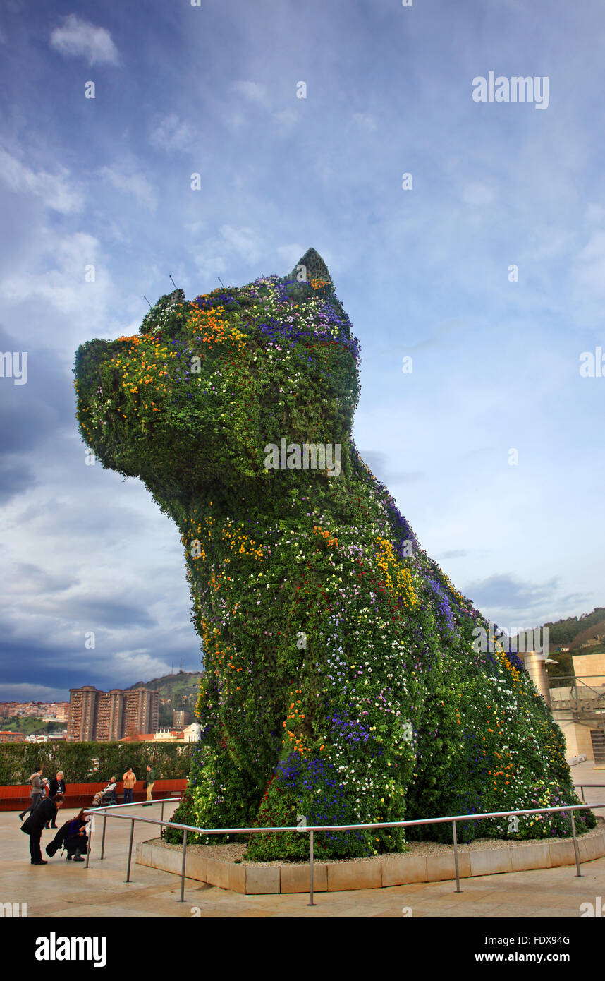 Il Cucciolo" di Jeff Koons al di fuori del Museo Guggenheim, Bilbao, Paesi Baschi. Foto Stock