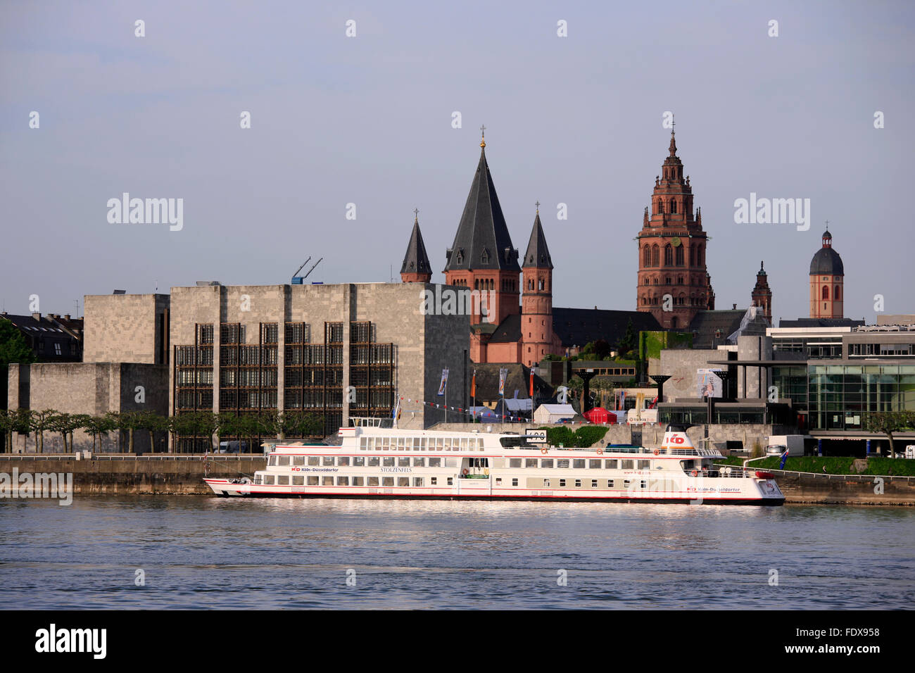 Europa, Deutschland, Renania-Palatinato, Mainz, Uferpromenade mit Rheingoldhalle und Dom San Martin Foto Stock