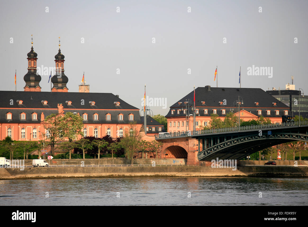 Deutschland, Renania-Palatinato, Mainz, Uferpromenade, Staatskanzlei und Landtag Foto Stock