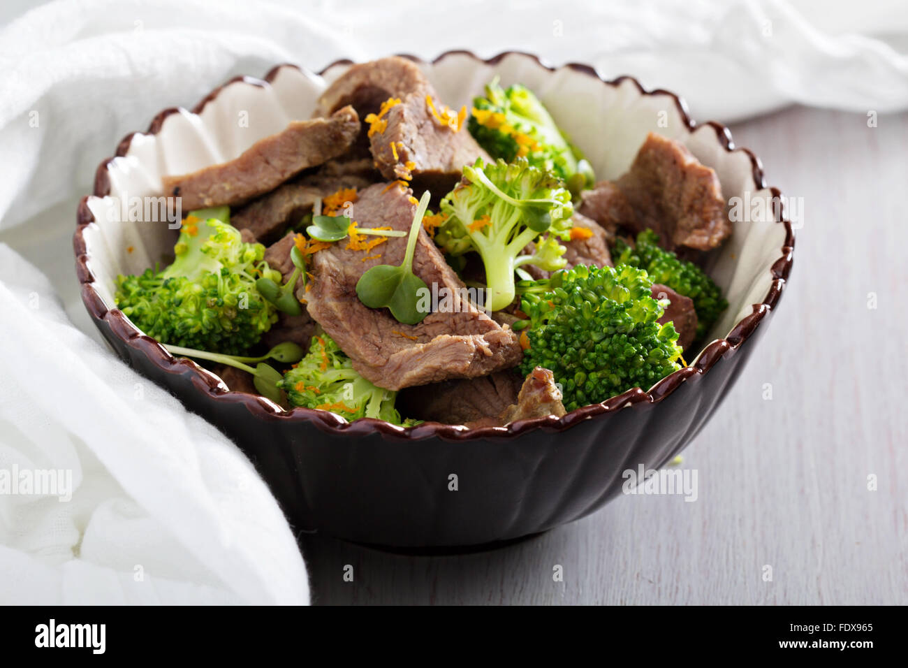 Carne di manzo stufato con broccoli e succo di arancia Foto Stock