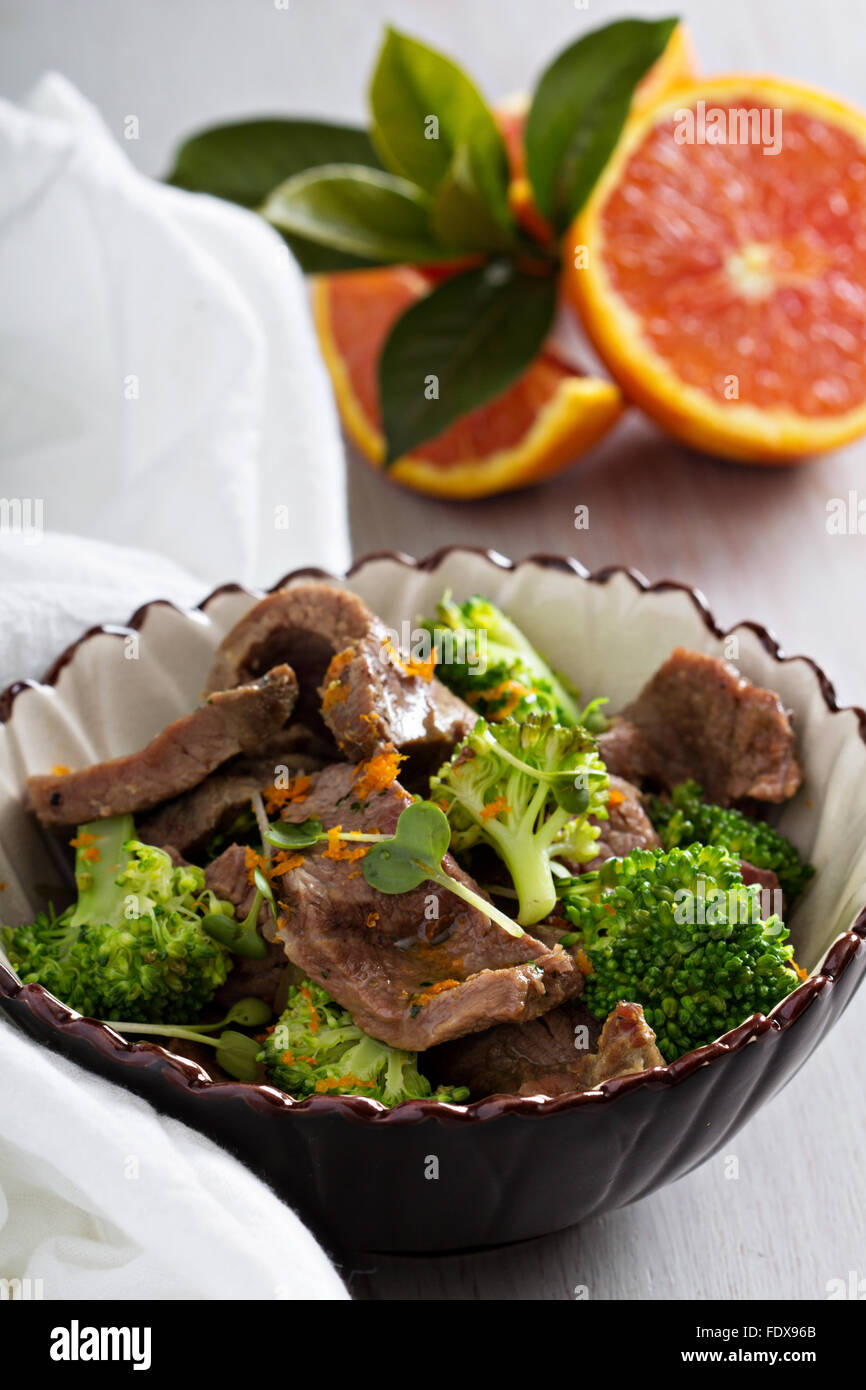 Carne di manzo stufato con broccoli e succo di arancia Foto Stock