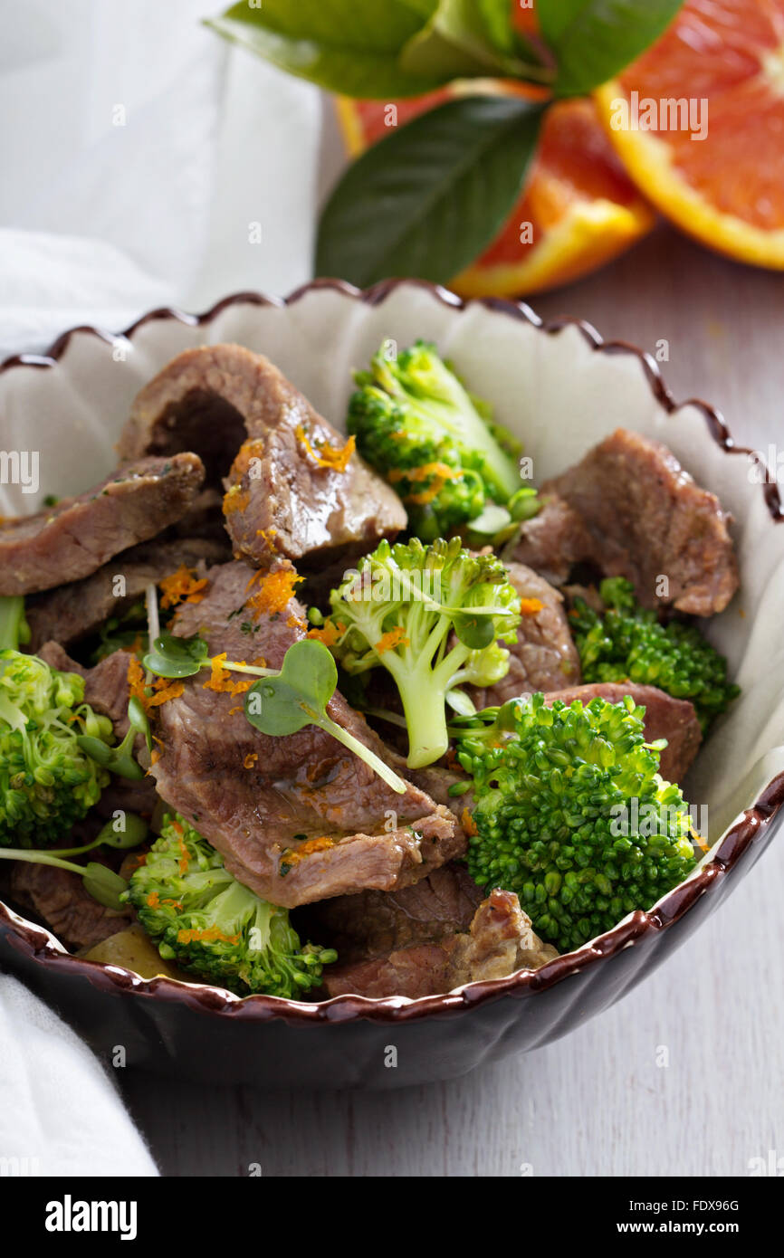 Carne di manzo stufato con broccoli e succo di arancia Foto Stock