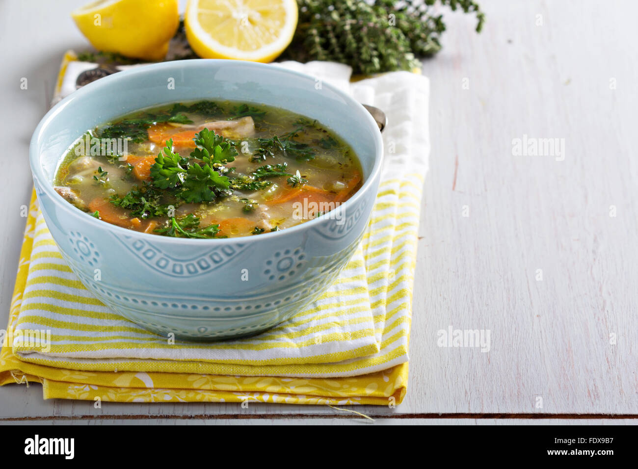 Pasta di limone zuppa di pollo con orzo e prezzemolo Foto Stock