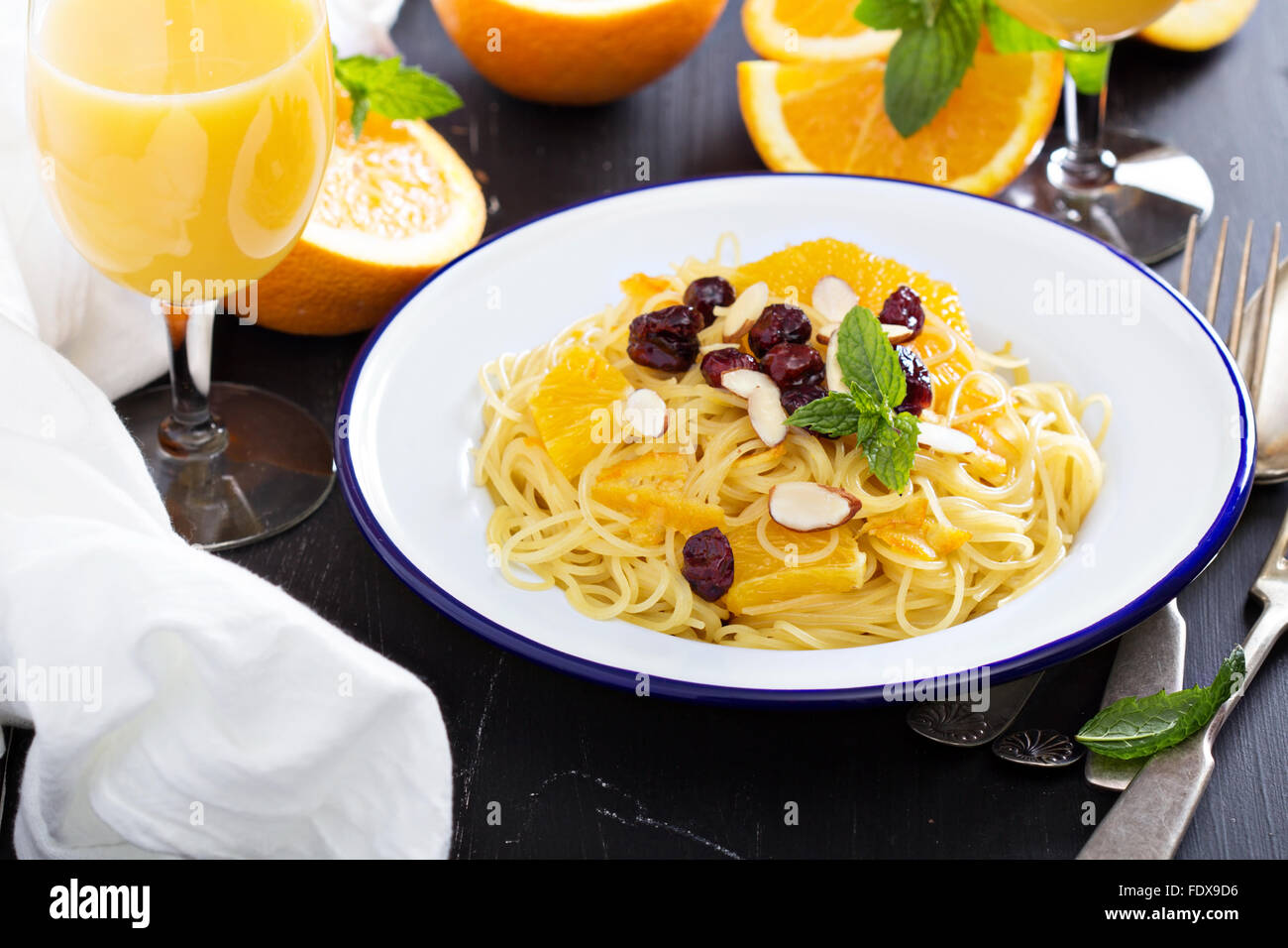Pasta dolce con arancia e ciliegia essiccato Foto Stock