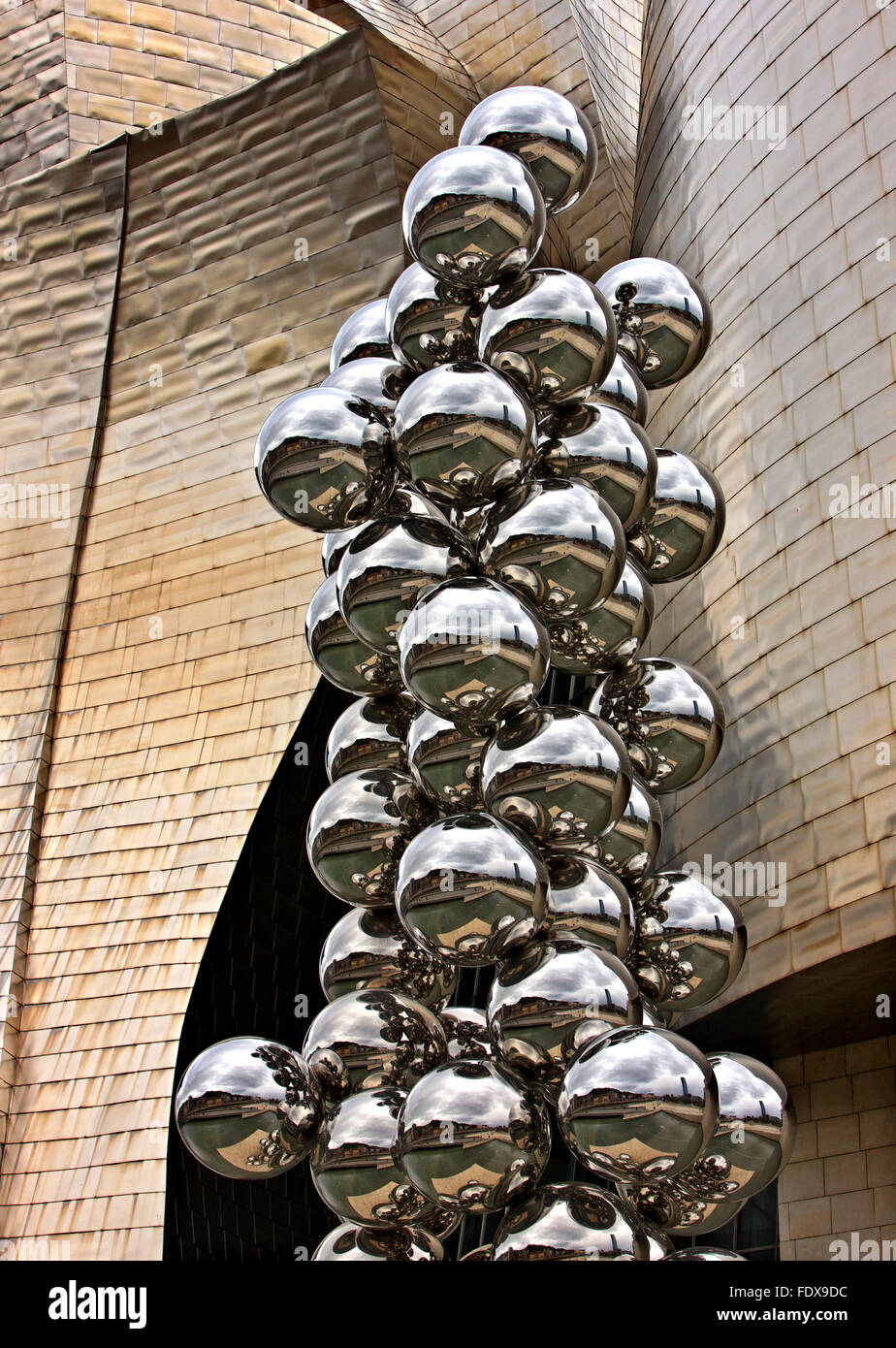 'Tall Tree & l'occhio' scultura di Anish Kapoor al di fuori del Museo Guggenheim, Bilbao, Paesi Baschi. Foto Stock