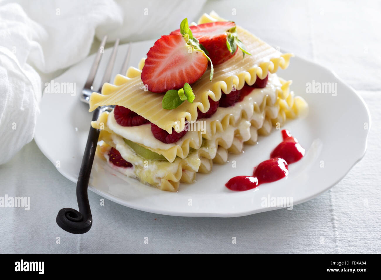 Il dessert lasagne con frutti di bosco e kiwi Foto Stock