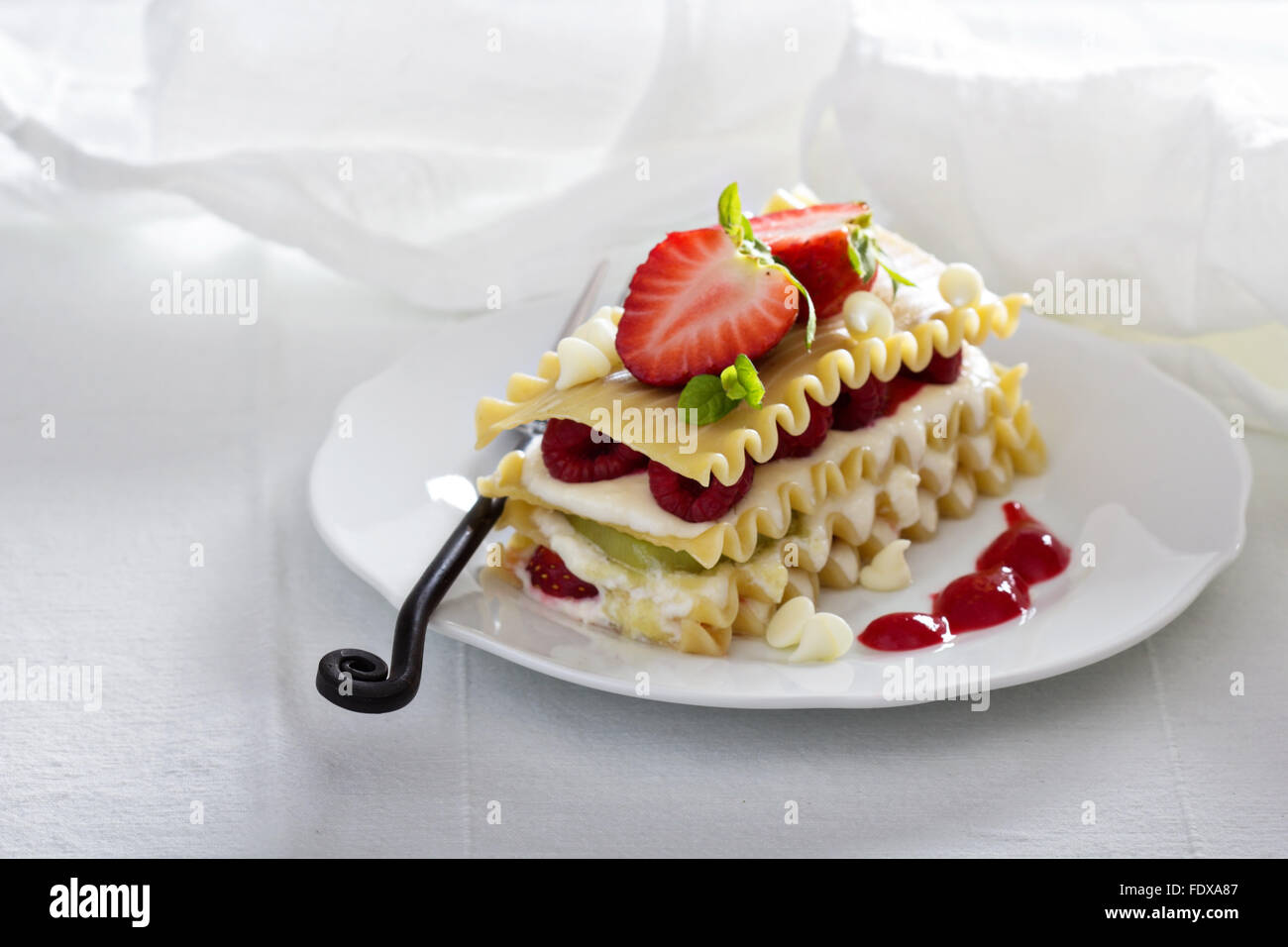 Il dessert lasagne con frutti di bosco e kiwi Foto Stock