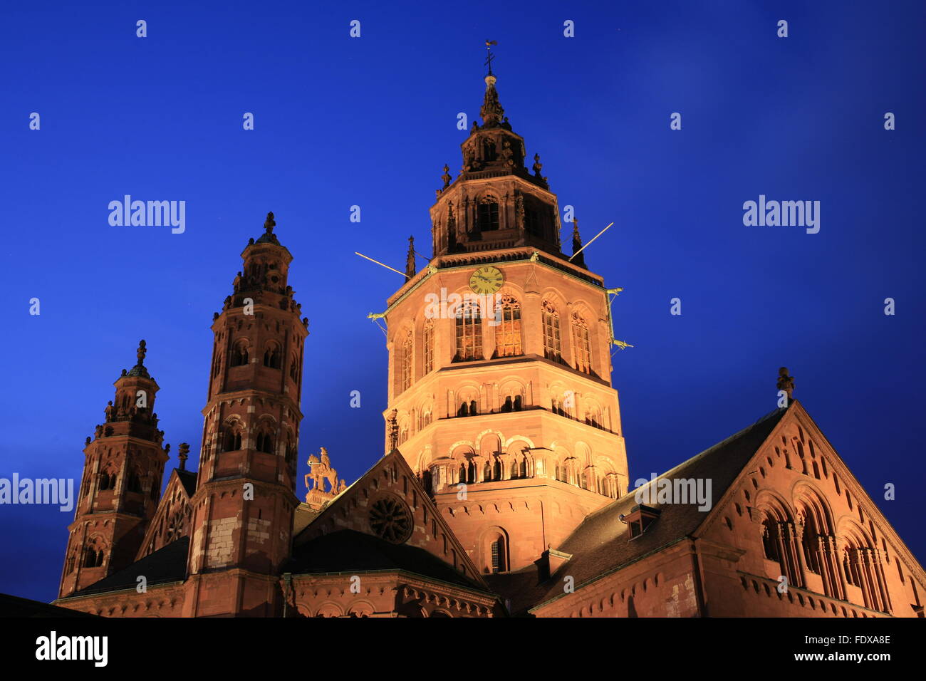 DEU Deutschland, Renania-Palatinato, Mainz, Altstadt, abendlich beleuchteter Dom St Martin Foto Stock