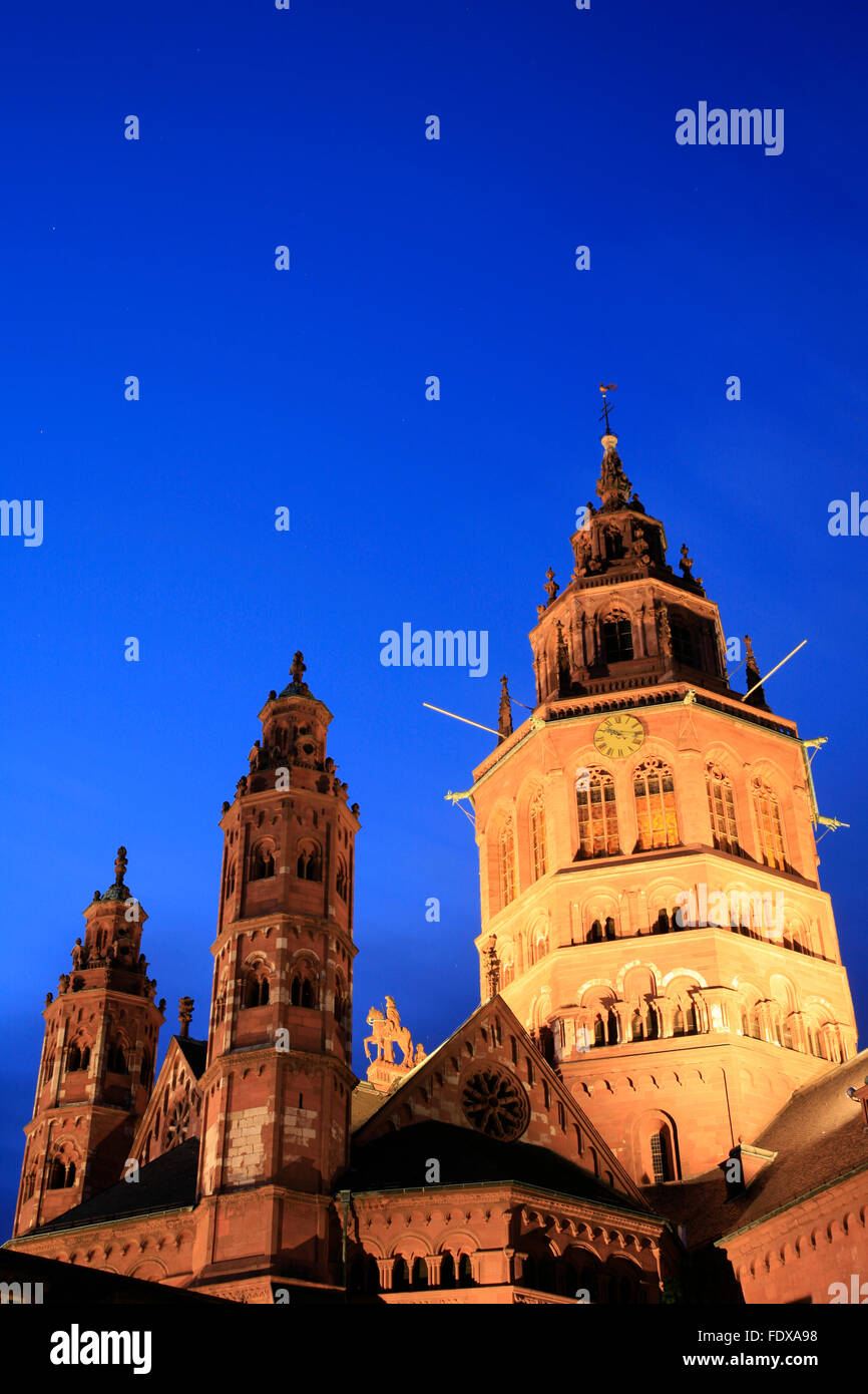 DEU Deutschland, Renania-Palatinato, Mainz, Altstadt, abendlich beleuchteter Dom St Martin Foto Stock