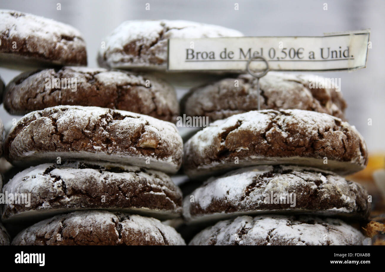 Broa de Mel in vendita presso un panificio a Porto Foto Stock