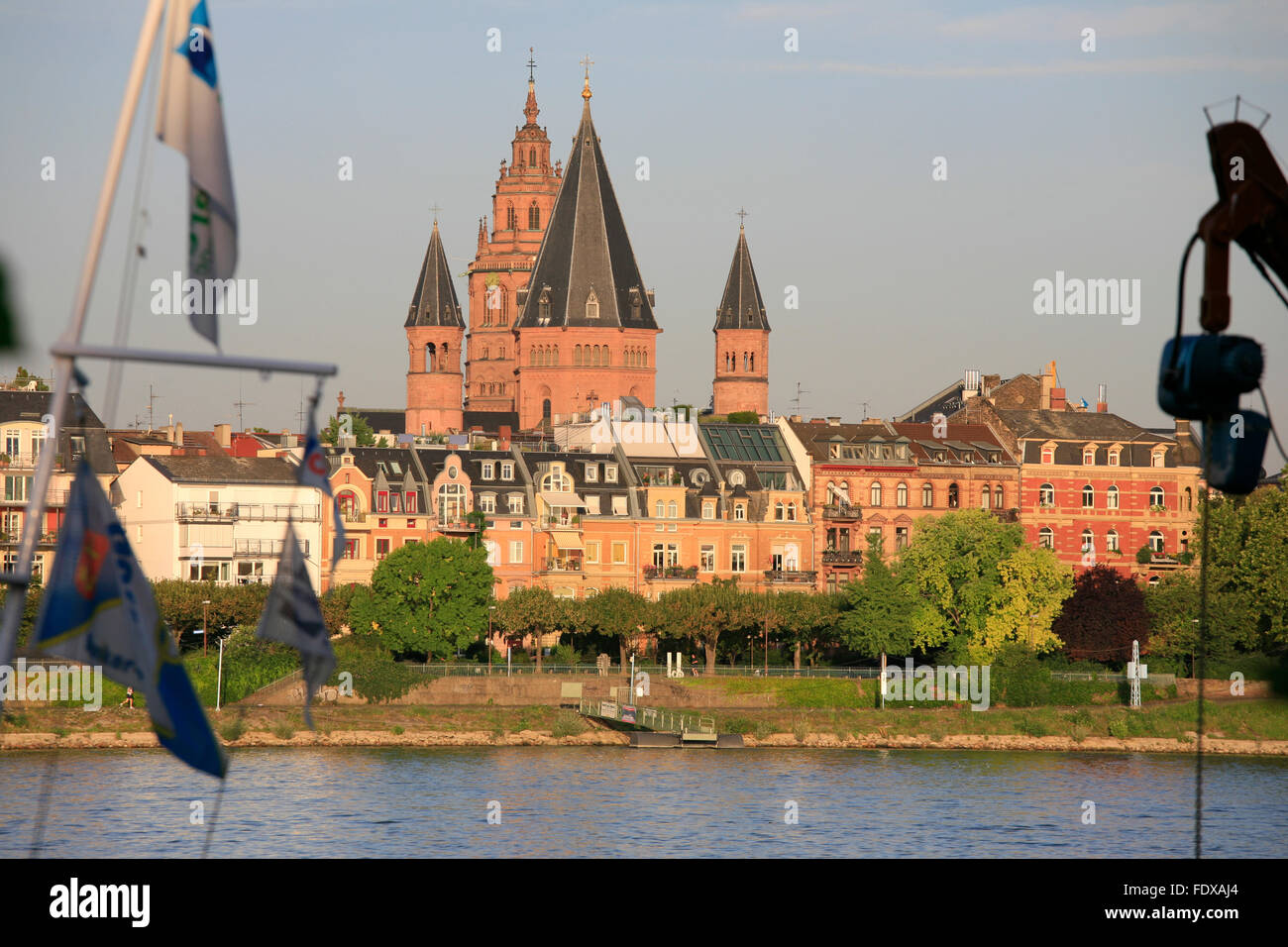 Deutschland, Renania-Palatinato, Mainz, Uferpromenade und Dom San Martin Foto Stock