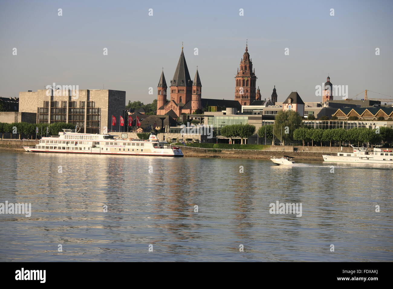 Deutschland, Renania-Palatinato, Mainz, Uferpromenade mit Rheingoldhalle und Dom San Martin Foto Stock