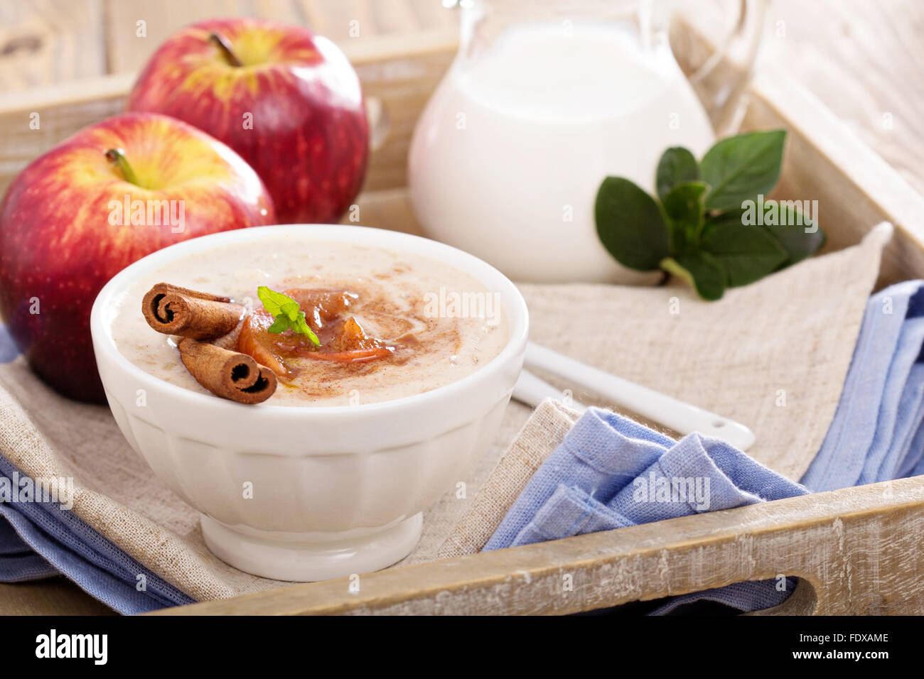 Budino di riso con sciroppo d'acero e mirtilli Foto Stock