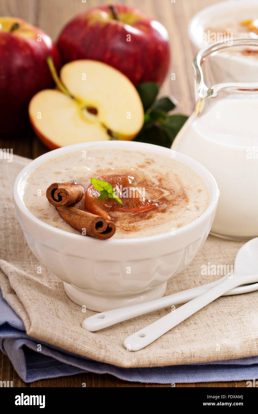 Budino di riso con sciroppo d'acero e mirtilli Foto Stock
