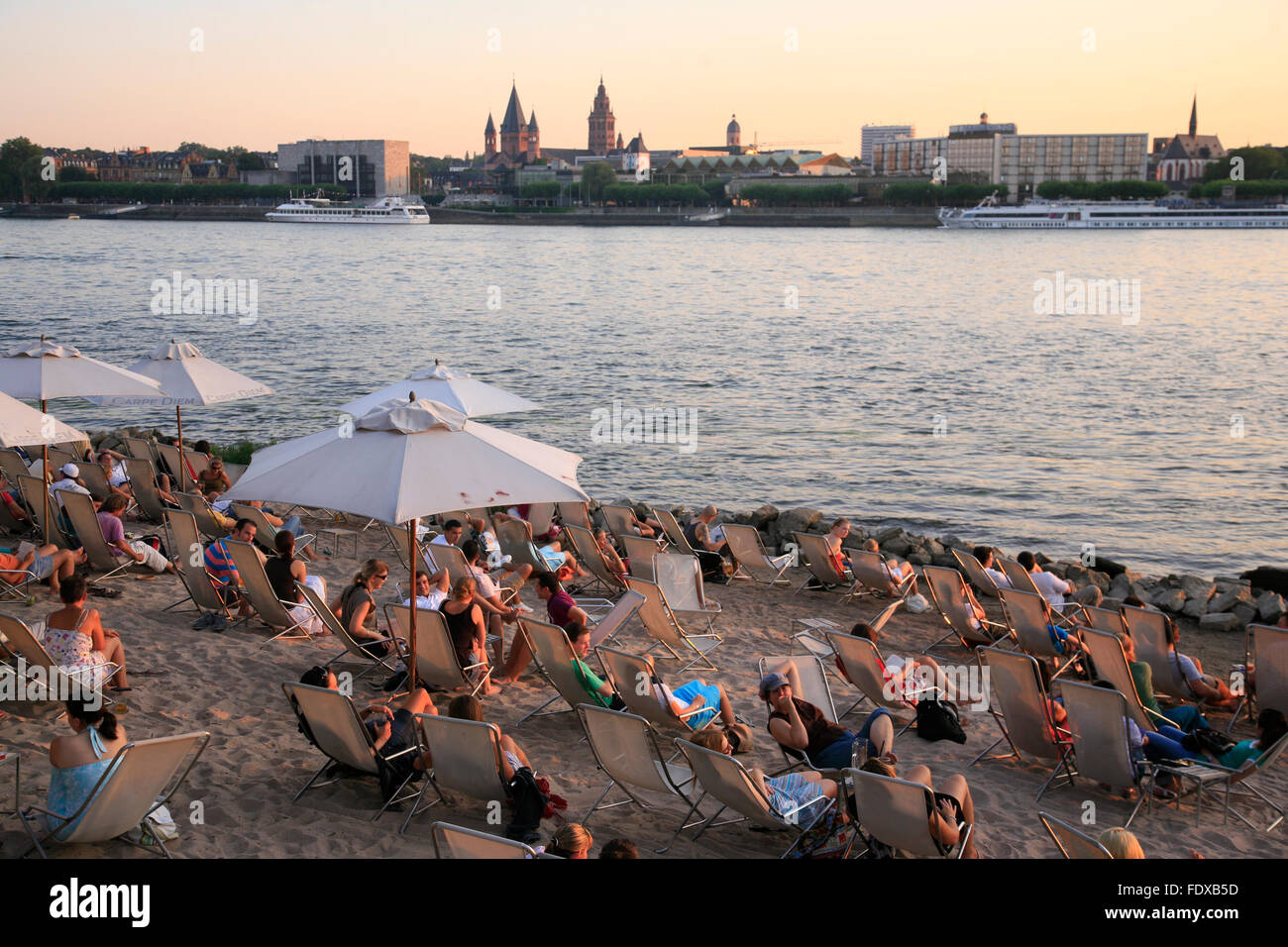 Deutschland, Assia, Wiesbaden, Stadtteil Mainz-Kastel, Strandcafe mit Blick auf die Mainzer Skyline Foto Stock