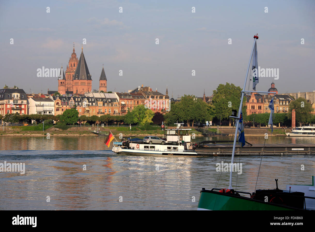 Deutschland, Renania-Palatinato, Mainz, Uferpromenade und Dom San Martin Foto Stock