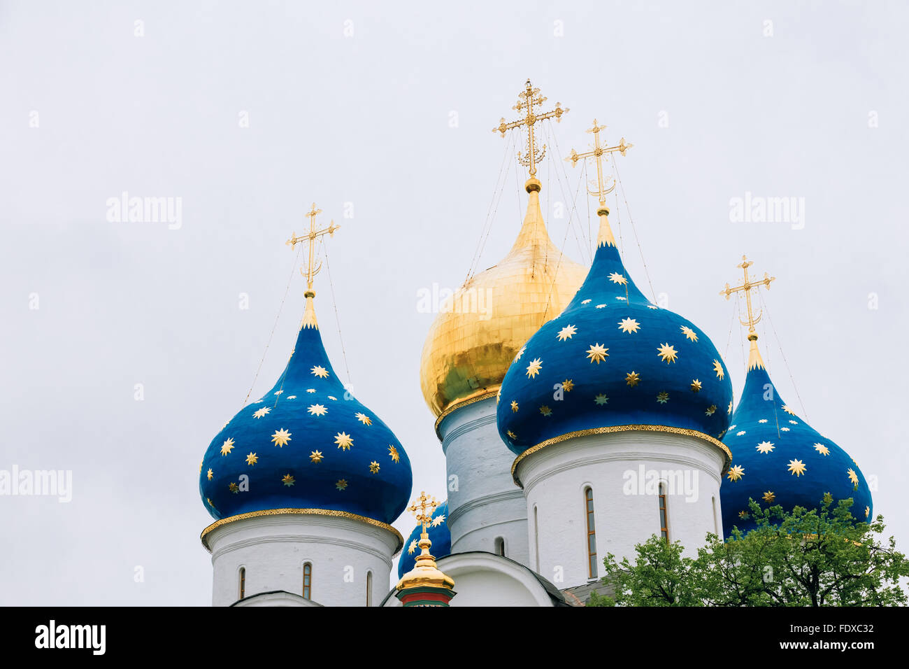 Cupole cupole della Dormizione (ipotesi) Cattedrale (1559 - 1585) nella Trinità Lavra di San Sergio a Sergiev Posad, Russia Foto Stock