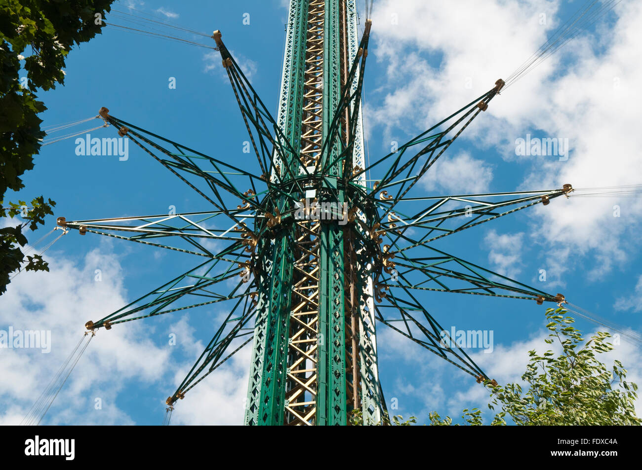 Dettaglio del Prater Turm in Vienna, a 117m i mondi più alto del parco di divertimenti di corsa di oscillazione Foto Stock
