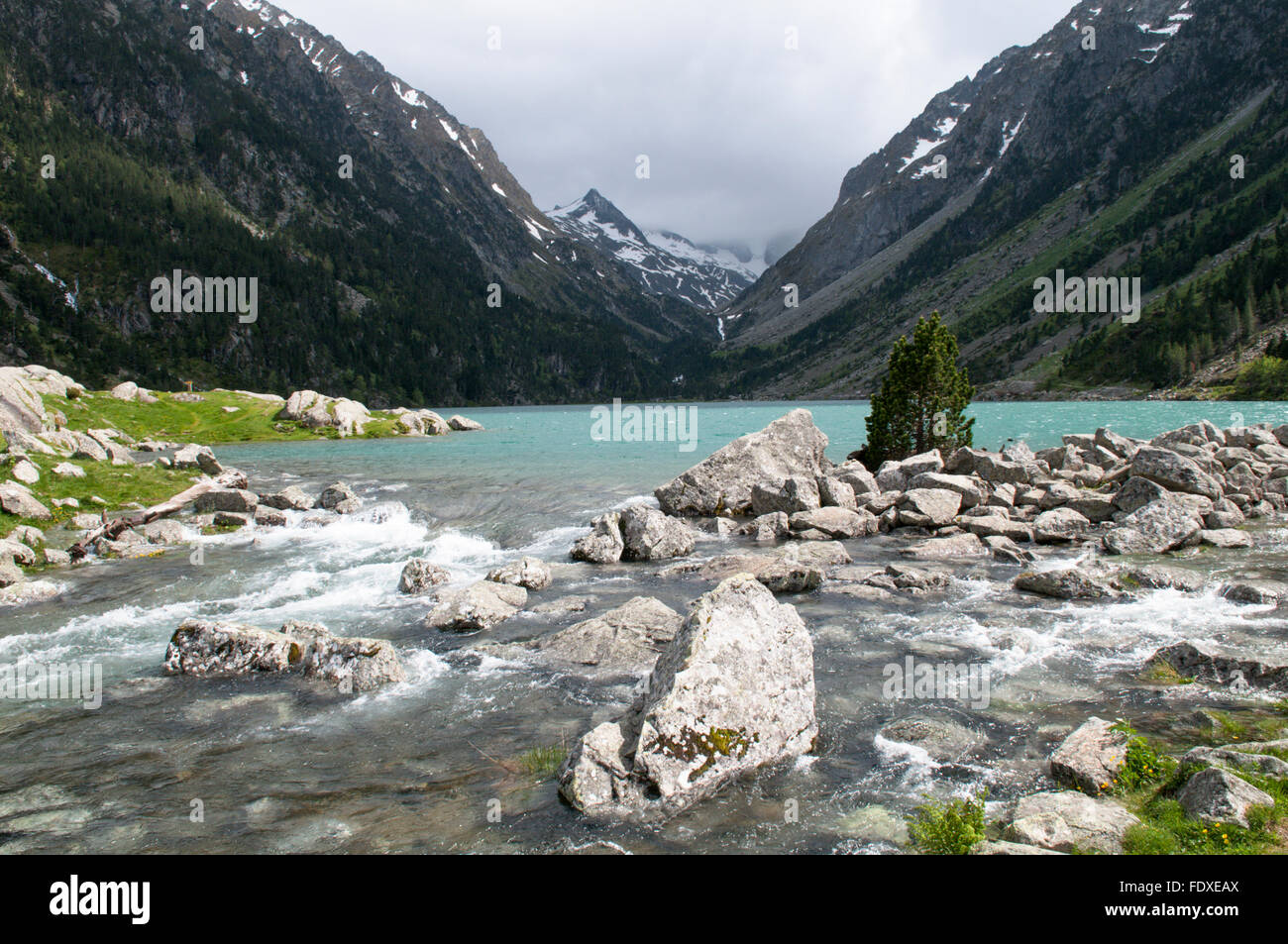 Lago di Gaube al di sopra di Pont d'Espagne. Vicino a Cauterets. Parco nazionale des Pyrenees, Pirenei, Francia. Giugno. Foto Stock